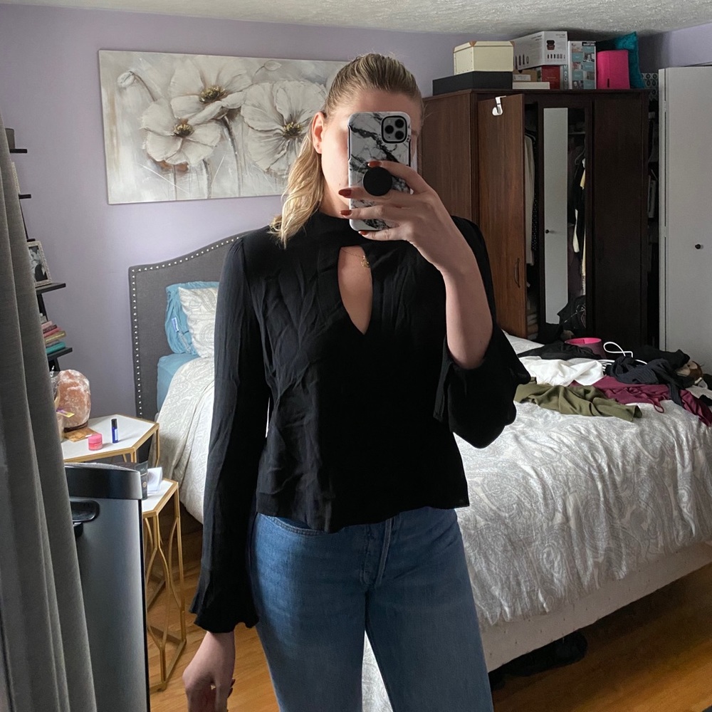 Honey boutique high neck key hole front blouse